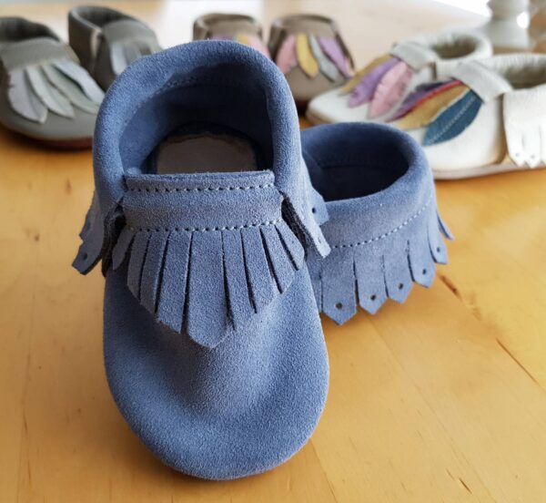 miękkie skórzane kapcie dla dzieci do przedszkola jak mokasyny z frędzelkami niebieskie