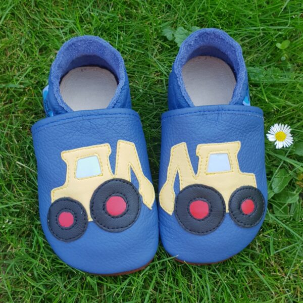 paputki skórzane sweetbaby antypoślizgowe dla dzieci pojazdy budowlane traktor koparki kapcie do przedszkola