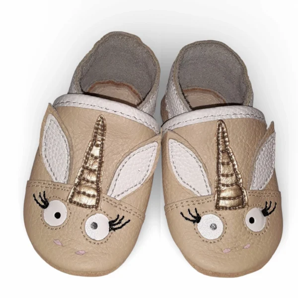 beżowe skórzane kapcie dla dzieci do przedszkola jednorożec, oddychające antypoślizgowe miękkie paputki skórzane barefoot firmy sweetbaby jednorożce