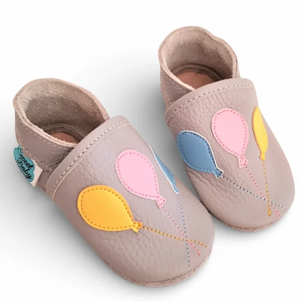 beżowe skórzane miękkie kapcie dla dzieci z elastycznymi podeszwami barefoot, oddychające i przewiewne ze skóry z balonikami