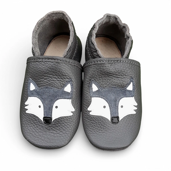 ciemne kapcie dla dzieci do przedszkola wilczki, oddychające antypoślizgowe miękkie paputki skórzane barefoot firmy sweetbaby ciemne kapcie dla dzieci do przedszkola wilczki, oddychające antypoślizgowe miękkie paputki skórzane barefoot firmy sweetbaby