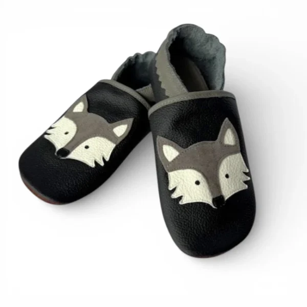 ciemne kapcie dla dzieci do przedszkola z wilczkami, miękkie i przewiewne, antyposlizgowe sweetbaby idealne na wysokie podbicie i szeroką stopę, ale tez wąską stopę paputki skórzane