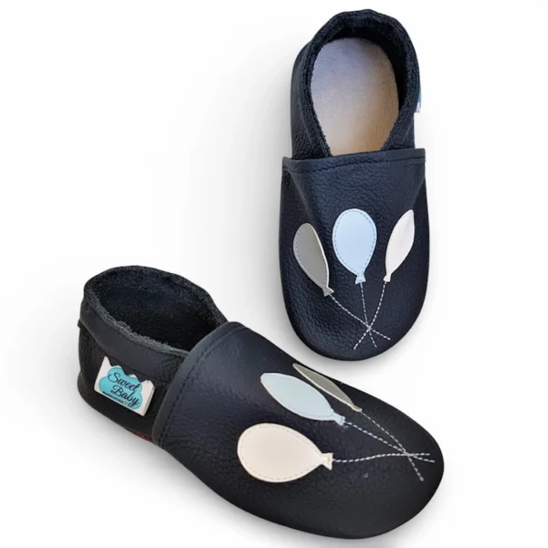 granatowe skórzane miękkie kapcie dla dzieci z elastycznymi podeszwami barefoot, oddychające i pzrewiewne ze skóry z balonikami czarne