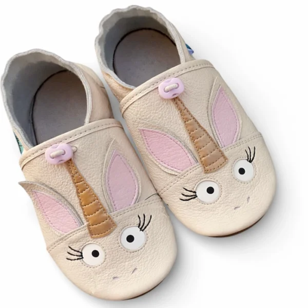jasne skórzane kapcie dla dzieci do przedszkola jednorożec, oddychające antypoślizgowe miękkie paputki skórzane barefoot firmy sweetbaby jednorożce