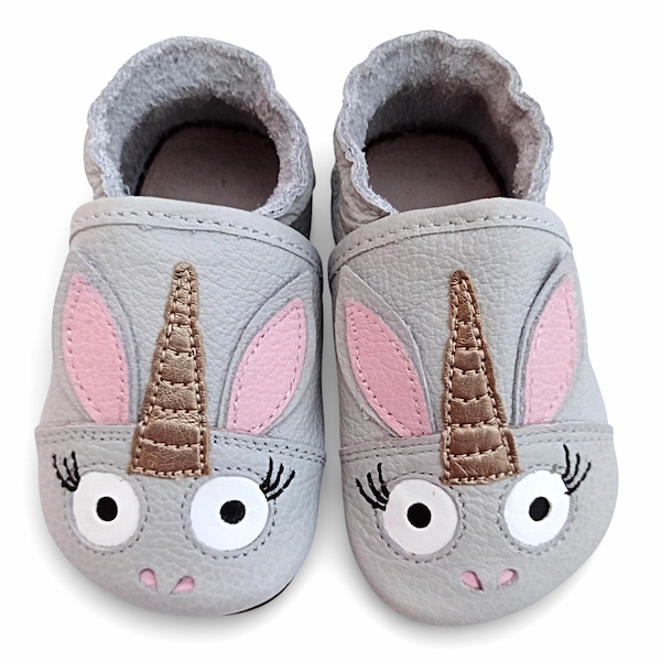 _jasne szare kapcie dla dzieci do przedszkola jednorożce ze skóry, oddychające antypoślizgowe miękkie paputki skórzane barefoot