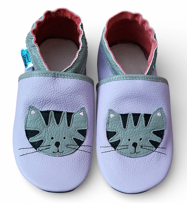 lila kapcie dla dzieci do przedszkola kotki, oddychające antypoślizgowe miękkie paputki skórzane barefoot firmy sweetbaby dla dziewczynki