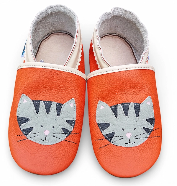 pomarańczowe kapcie dla dzieci do przedszkola kotki, oddychające antypoślizgowe miękkie paputki skórzane barefoot firmy sweetbaby