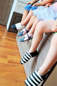 miękkie paputki skórzane kapcie dla dzieci do przedszkola w paski