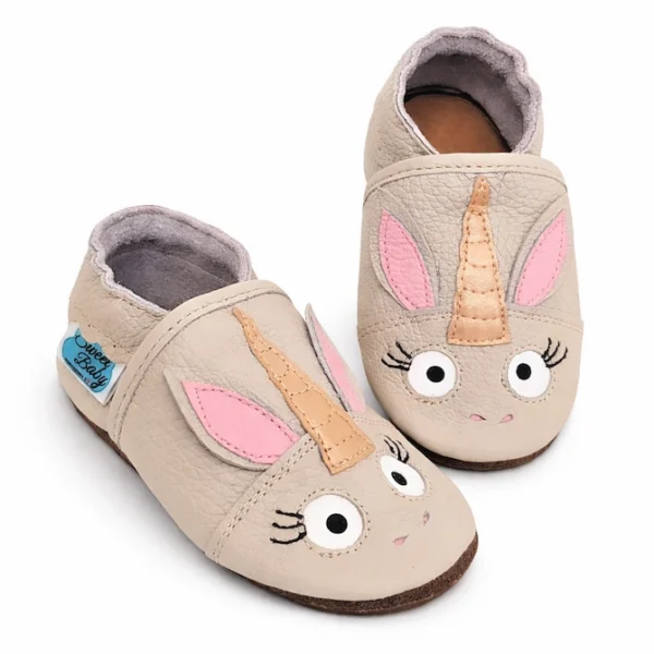 miękkie i oddychające kapcie do przedszkola dla dzieci sweetbaby w stylu paputki skórzane, szare z jednorożcem i podeszwami barefoot