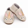 miękkie kapcie do przedszkola dla dzieci sweetbaby w stylu paputki skórzane, szare z jednorożcem i podeszwami barefoot