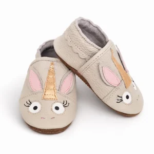 miękkie kapcie do przedszkola dla dzieci sweetbaby w stylu paputki skórzane, szare z jednorożcem i podeszwami barefoot miękkie kapcie do przedszkola dla dzieci sweetbaby w stylu paputki skórzane, szare z jednorożcem i podeszwami barefoot