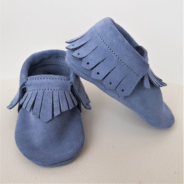 skórzane kapcie dla dzieci do przedszkola jak mokasyny z frędzelkami niebieskie