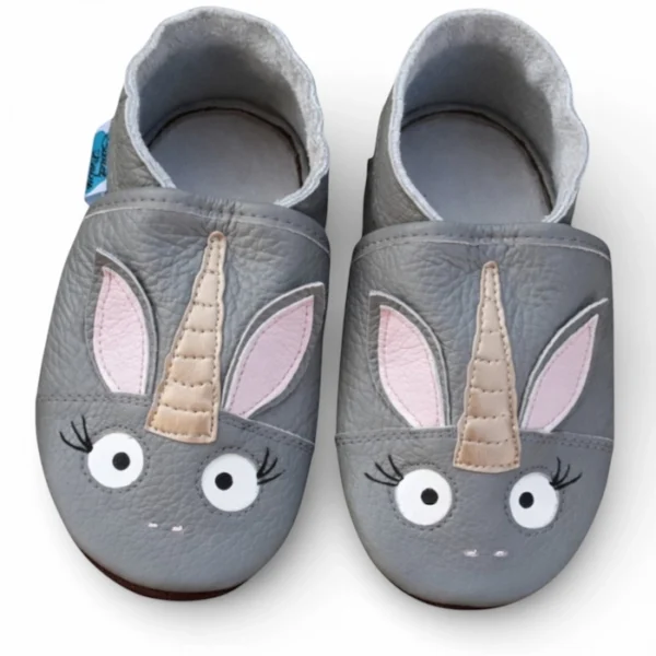 szare skórzane kapcie dla dzieci do przedszkola jednorożec, oddychające antypoślizgowe miękkie paputki skórzane barefoot firmy sweetbaby jednorożce