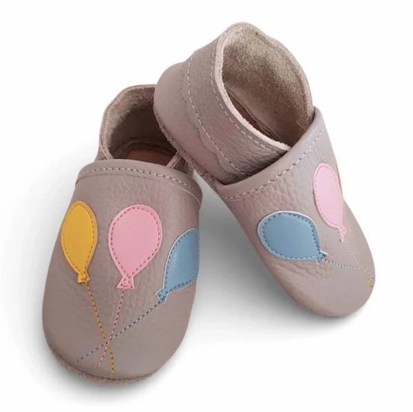 szare skórzane miękkie kapcie dla dzieci z elastycznymi podeszwami barefoot, oddychające i przewiewne ze skóry z balonikami