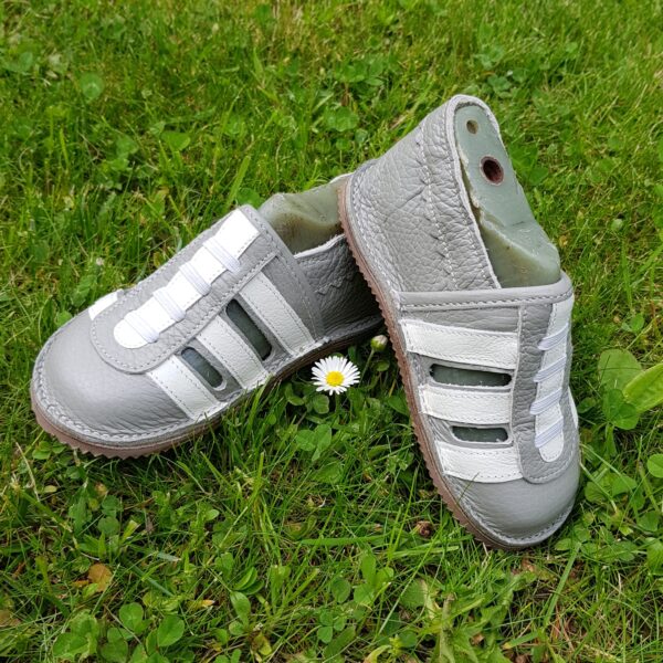 buty wysokie podbicie, antypoślizgowe paputki skórzane