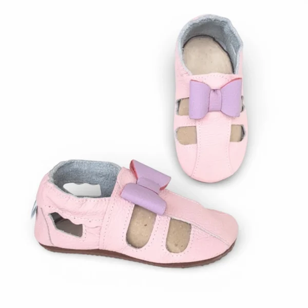 przewiewne kapcie dla dzieci oddychające sandały dla dzieci barefoot, miękkie i elastyczne niczym bosa stopka, antypoślizgowe i skórzane kapcie dla dziewczynki z kokardkami od sweetbaby
