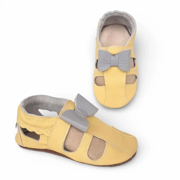 przewiewne kapcie dla dzieci oddychające sandały dla dzieci barefoot, miękkie i elastyczne niczym bosa stopka, antypoślizgowe i skórzane kapcie dla dziewczynki z kokardkami od sweetbaby