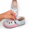 lekkie sandały barefoot dla dzieci niczym bosa stopka, miękkie i oddychające dziecięce sandałki skórzane na rzepy z elastycznymi podeszwami i szerokimi czubkami, anatomiczny kształt od sweetbaby