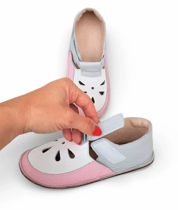 lekkie sandały barefoot dla dzieci niczym bosa stopka, miękkie i oddychające dziecięce sandałki skórzane na rzepy z elastycznymi podeszwami i szerokimi czubkami, anatomiczny kształt od sweetbaby