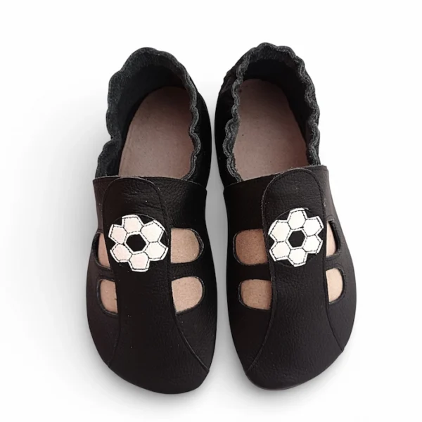 czarne skórzane kapcie dla dzieci do przedszkola z piłkami , oddychające antypoślizgowe miękkie paputki skórzane barefoot firmy sweetbaby przewiewne elastyczne sandały piłki