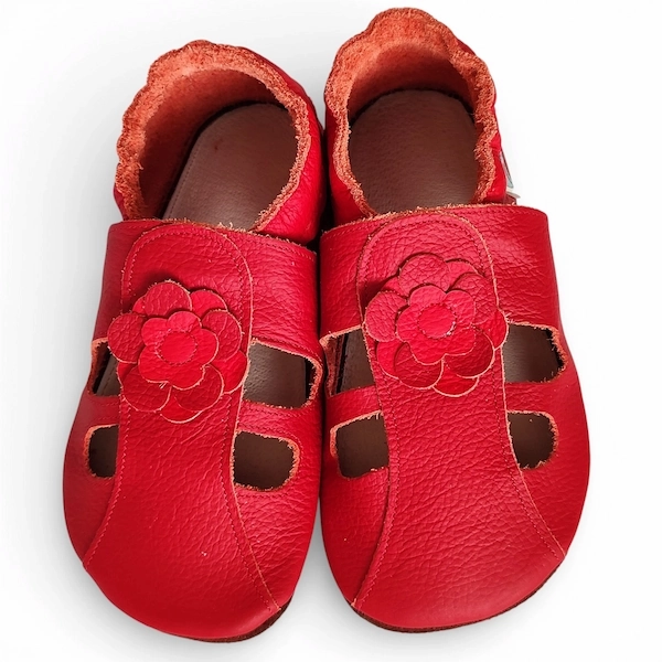 czerwone kapcie dla dzieci do przedszkola kwiatuszki, oddychające antypoślizgowe miękkie paputki skórzane barefoot firmy sweetbaby przewiewne elastyczne sandały dla dziewczynki
