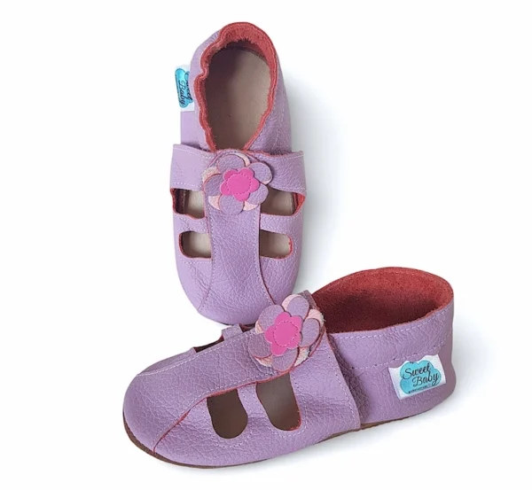 lila rózowe kapcie dla dzieci do przedszkola kwiatuszki, oddychające antypoślizgowe miękkie paputki skórzane barefoot firmy sweetbaby przewiewne elastyczne sandały dla dziewczynki