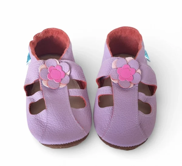 lila rózowe kapcie dla dzieci do przedszkola kwiatuszki, oddychające antypoślizgowe miękkie paputki skórzane barefoot firmy sweetbaby przewiewne elastyczne sandały dla dziewczynki