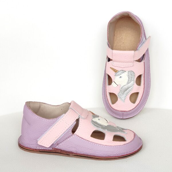 widać miękkie sandały dziecięce na rzepy barefoot, kapcie do przedszkola z motywem konika jednorożca, sandały na rzepy dla dziewczynki, sandały dla dziewczynki, sandały dziewczęce, sandały barefoot dla dziewczynki