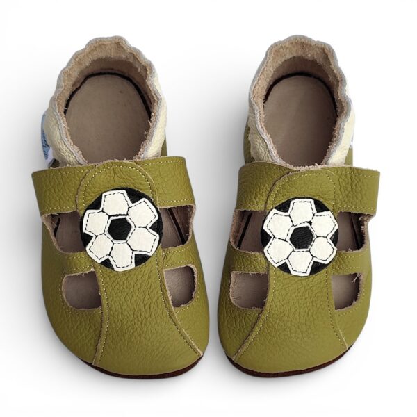 zielone skórzane kapcie dla dzieci do przedszkola z piłkami , oddychające antypoślizgowe miękkie paputki skórzane barefoot firmy sweetbaby przewiewne elastyczne sandały piłki