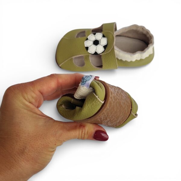zielone skórzane kapcie dla dzieci do przedszkola z piłkami , oddychające antypoślizgowe miękkie paputki skórzane barefoot firmy sweetbaby przewiewne elastyczne sandały piłki
