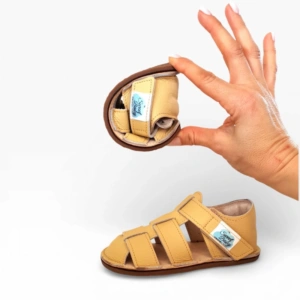 żółte sandały barefoot dla dzieci Sweet Baby ze skóry, miekkie, elastyczne i oddychające, na rzepy miękkie sandały barefoot dla dzieci z żółtej skóry od firmy Sweet baby z szerokimi czubkami elastyczne i oddychające zapinane na rzepy