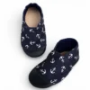 ciemne kapcie dla dzieci, miękkie i przewiewne z kotwicami, kapcie do przedszkola, paputki, bawełniane butki, pierwsze buty, z kotwicami kapcie barefoot