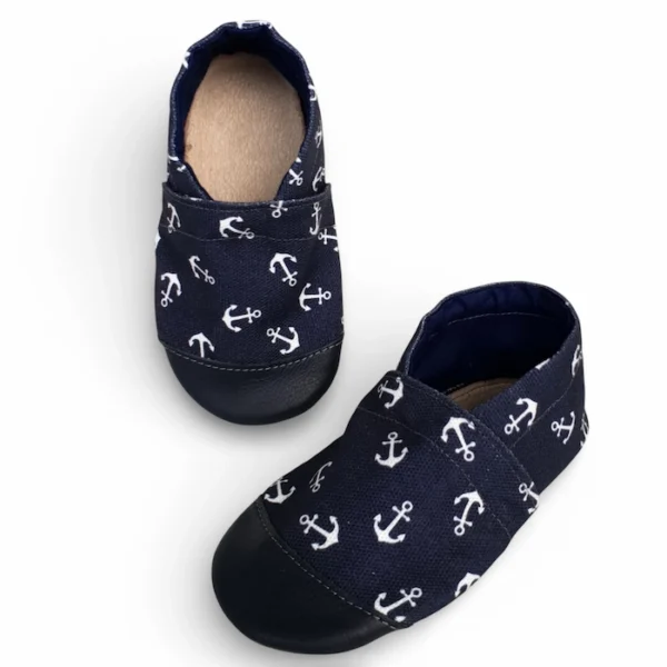 ciemne kapcie dla dzieci, miękkie i przewiewne z kotwicami, kapcie do przedszkola, paputki, bawełniane butki, pierwsze buty, z kotwicami kapcie barefoot