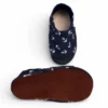 ciemne kapcie dla dzieci, miękkie i przewiewne z kotwicami, kapcie do przedszkola, paputki, bawełniane butki, pierwsze buty, z kotwicami kapcie barefoot