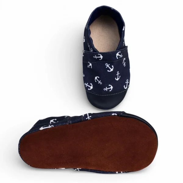 ciemne kapcie dla dzieci, miękkie i przewiewne z kotwicami, kapcie do przedszkola, paputki, bawełniane butki, pierwsze buty, z kotwicami kapcie barefoot