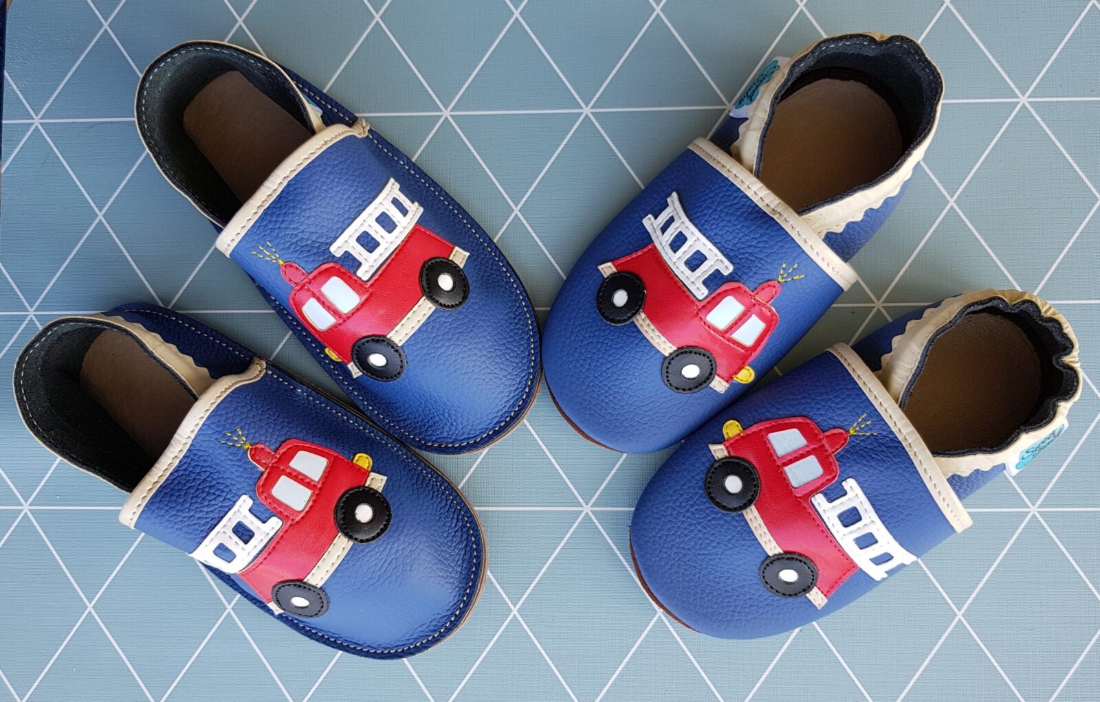 kapcie dla dzieci barefoot do przedszkola, kapcie dla chłopca, straż pożarna, pojazdy, miekkie buty do przedszkola, paputki skórzane, kapcie do żłobka