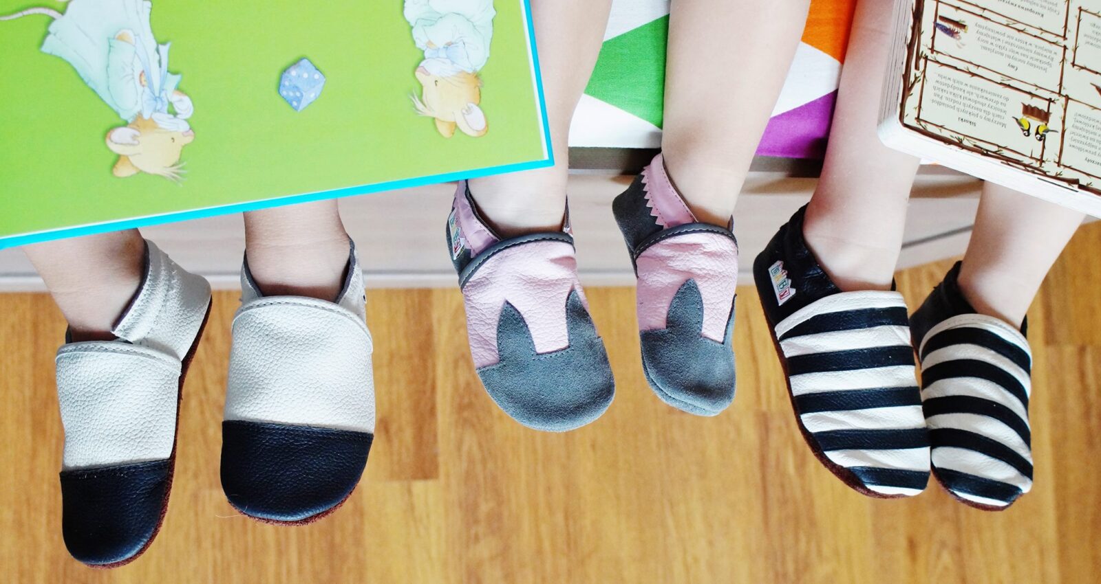 kapcie dla dzieci barefoot do przedszkola, kapcie dla chłopca, straż pożarna, pojazdy, miekkie buty do przedszkola, paputki skórzane, kapcie do żłobka